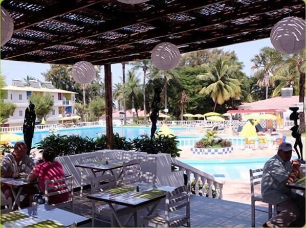 Frühstück, Mittagessen, internationale Küche, Blick auf den Pool 