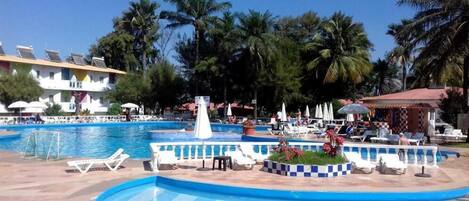 季節性室外游泳池,提供泳池遮陽傘和日光浴躺椅