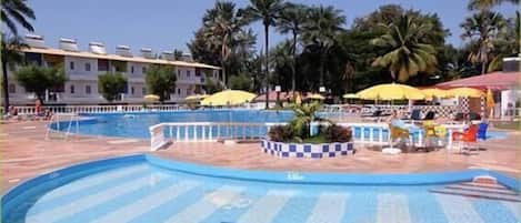 Piscine extérieure, parasols de plage, chaises longues