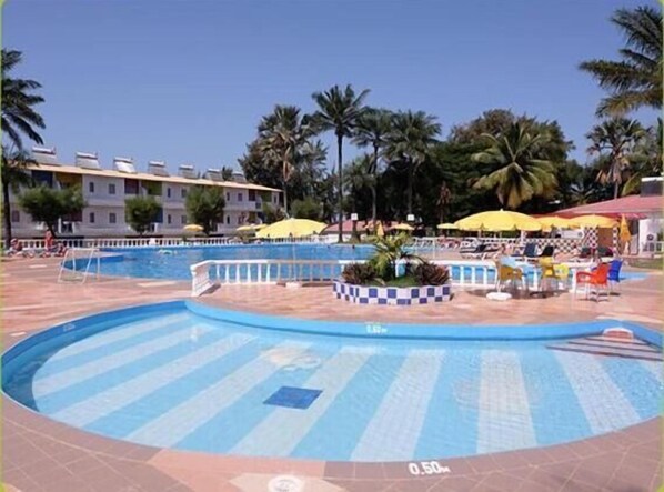 Piscine extérieure, parasols de plage, chaises longues