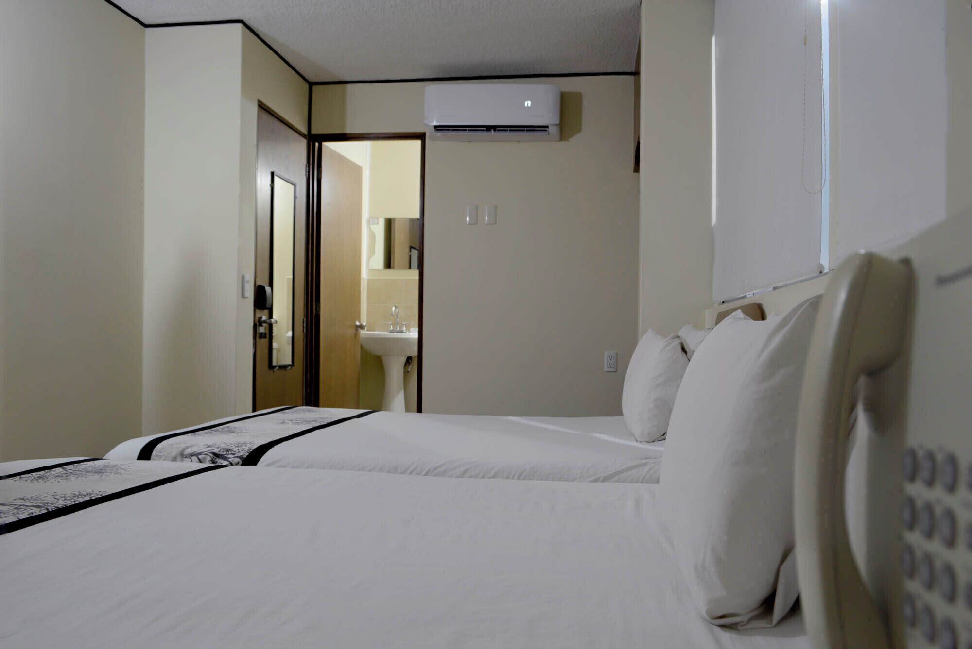 Habitación doble estándar | Escritorio, cortinas blackout y wifi gratis 