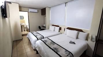 Quarto casal standard | Banheiro | Chuveiro, produtos de toalete grátis, toalhas de banho