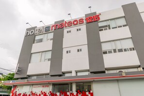 Front of property - Hotel Mateos 1215 (León)