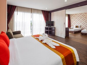 Quarto família | Cofres nos quartos, escrivaninha, cortinas blackout