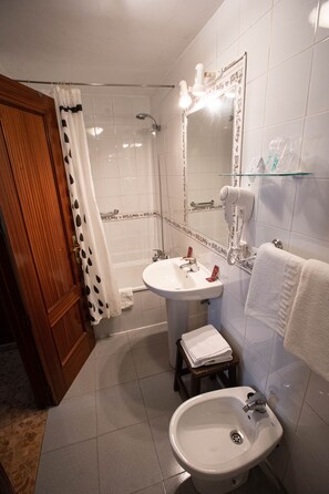 Free toiletries, hair dryer, bidet, towels - Hotel Arunda II (Ronda)