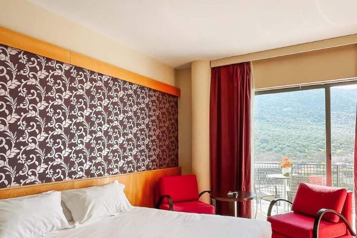 minibar, in-room safe, individually decorated, desk