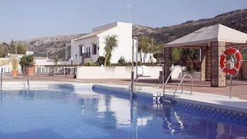 2 piscinas al aire libre, sombrillas, tumbonas