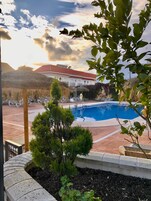 2 piscinas al aire libre, sombrillas, tumbonas