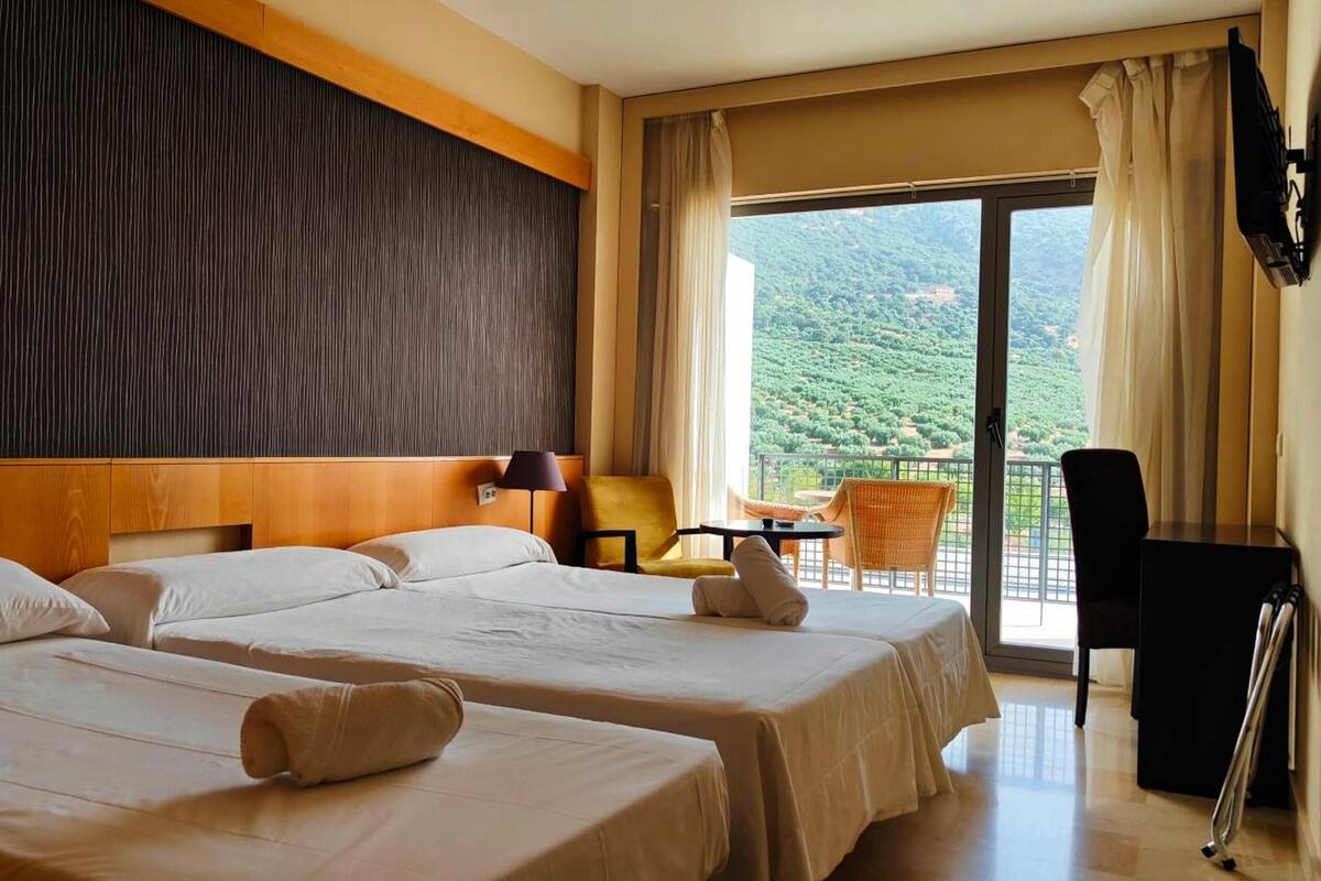 minibar, in-room safe, individually decorated, desk