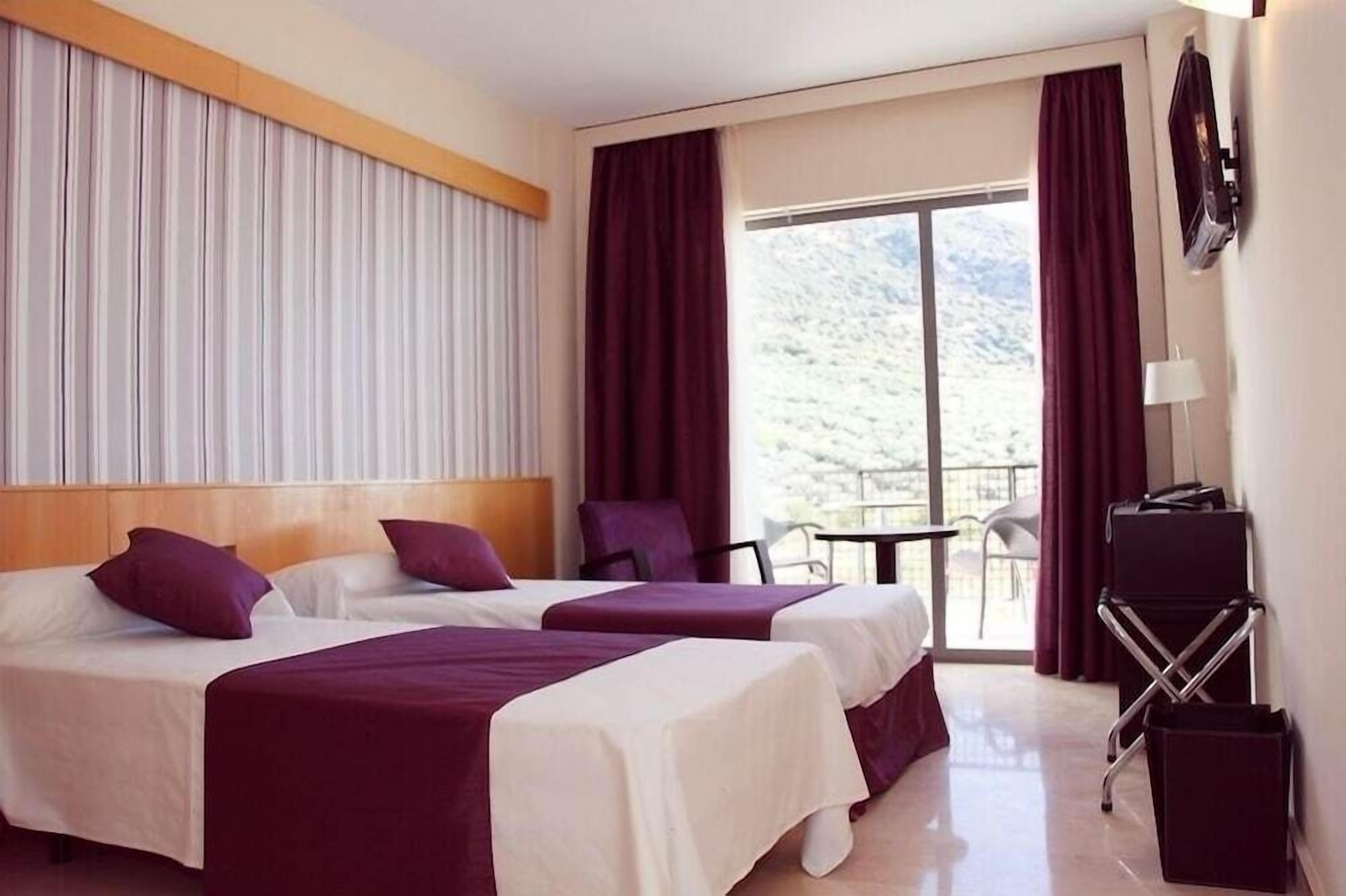 minibar, in-room safe, individually decorated, desk