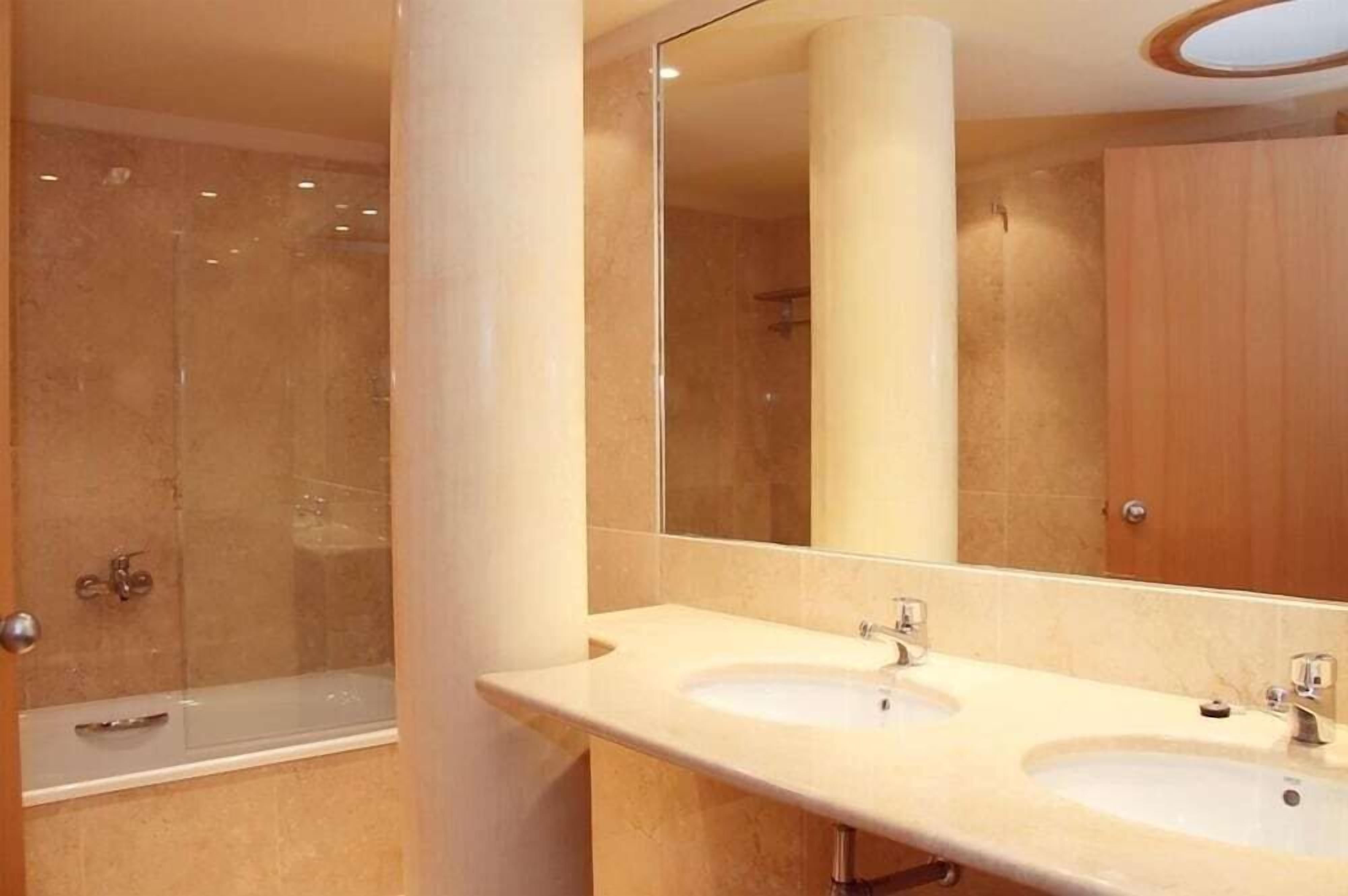 superior double room | bathroom | free toiletries, hair dryer, bidet, towels