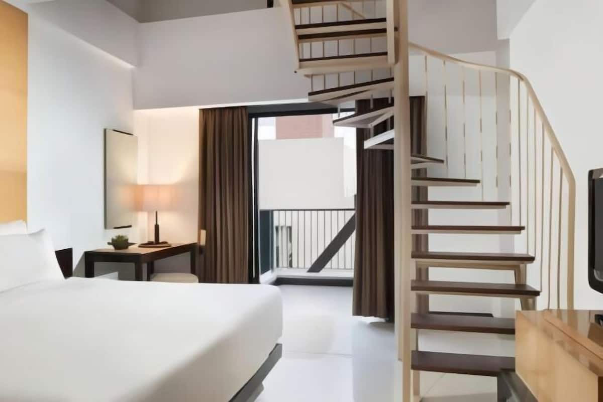 Minibar, värdeförvaringsskåp på rummet och skrivbord