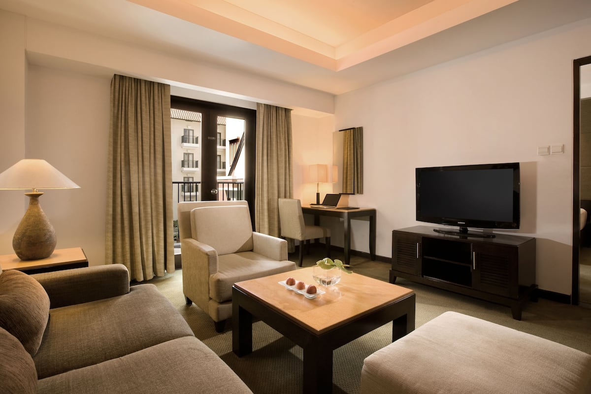 executive suite room, 1 king bed | minibar, in-room safe, desk, laptop workspace