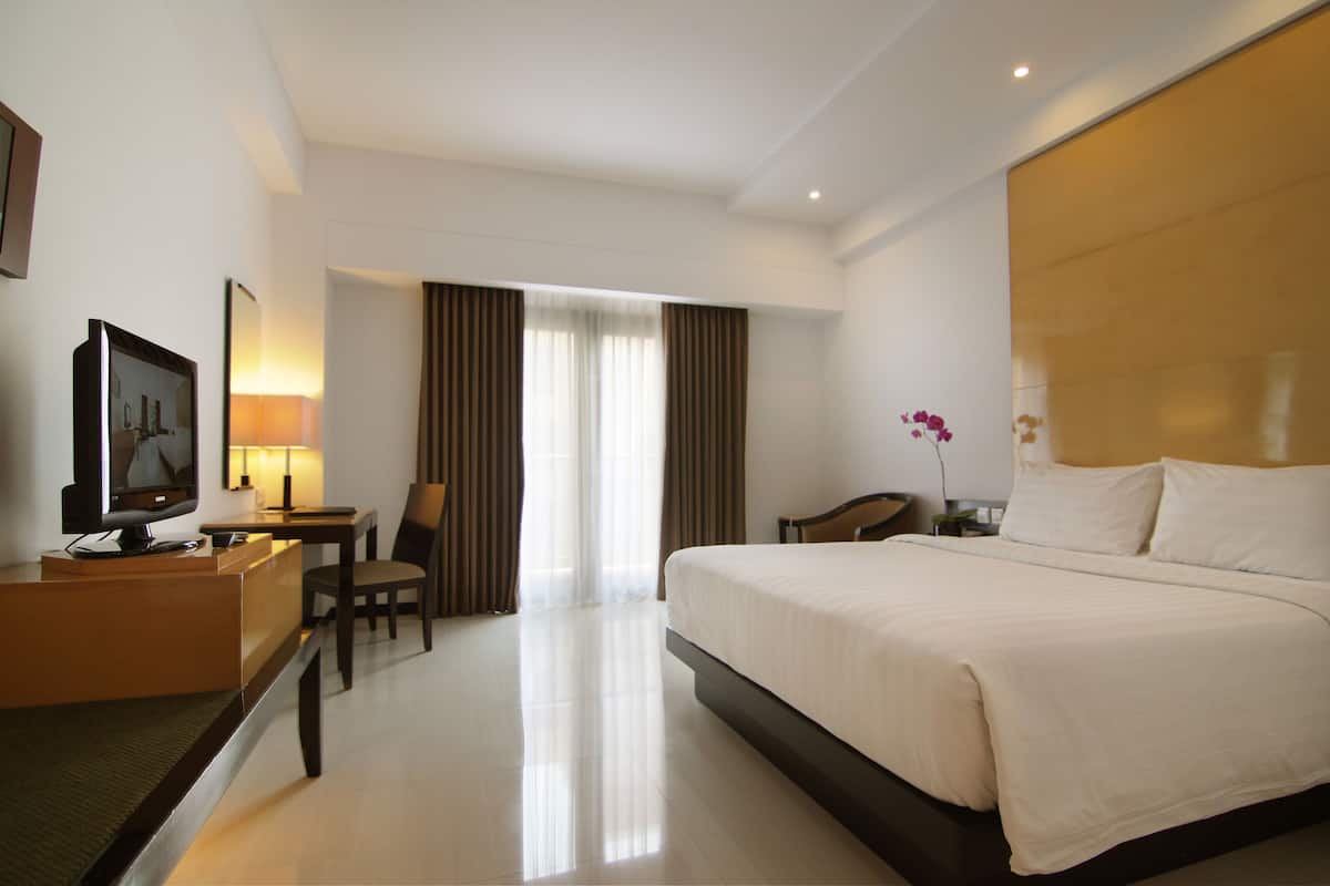 Deluxe Room, 1 Queen Bed | Minibar, in-room safe, desk, laptop workspace