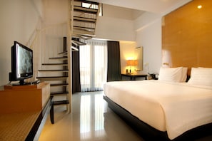 Family Room, 1 King Bed (Premier) | Minibar, in-room safe, desk, laptop workspace - Hotel Santika Premiere Malang (Malang)