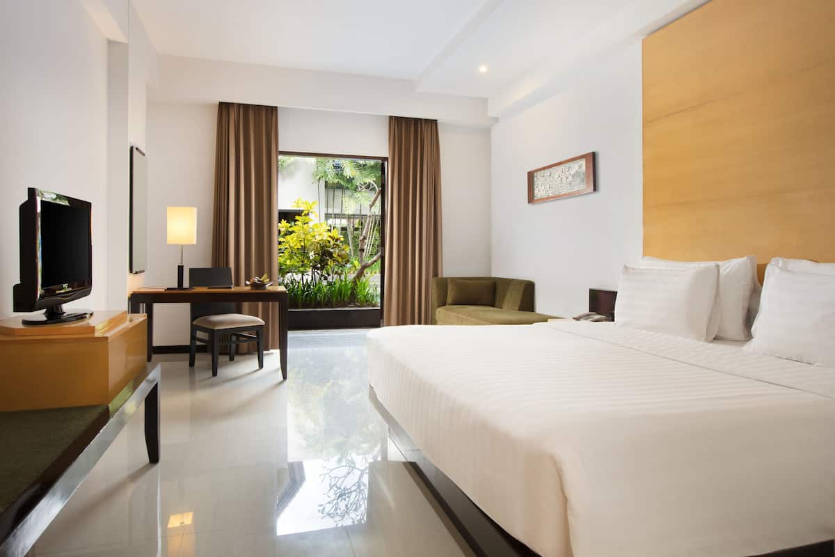 Premiere Room King Pool Access | Minibar, in-room safe, desk, laptop workspace