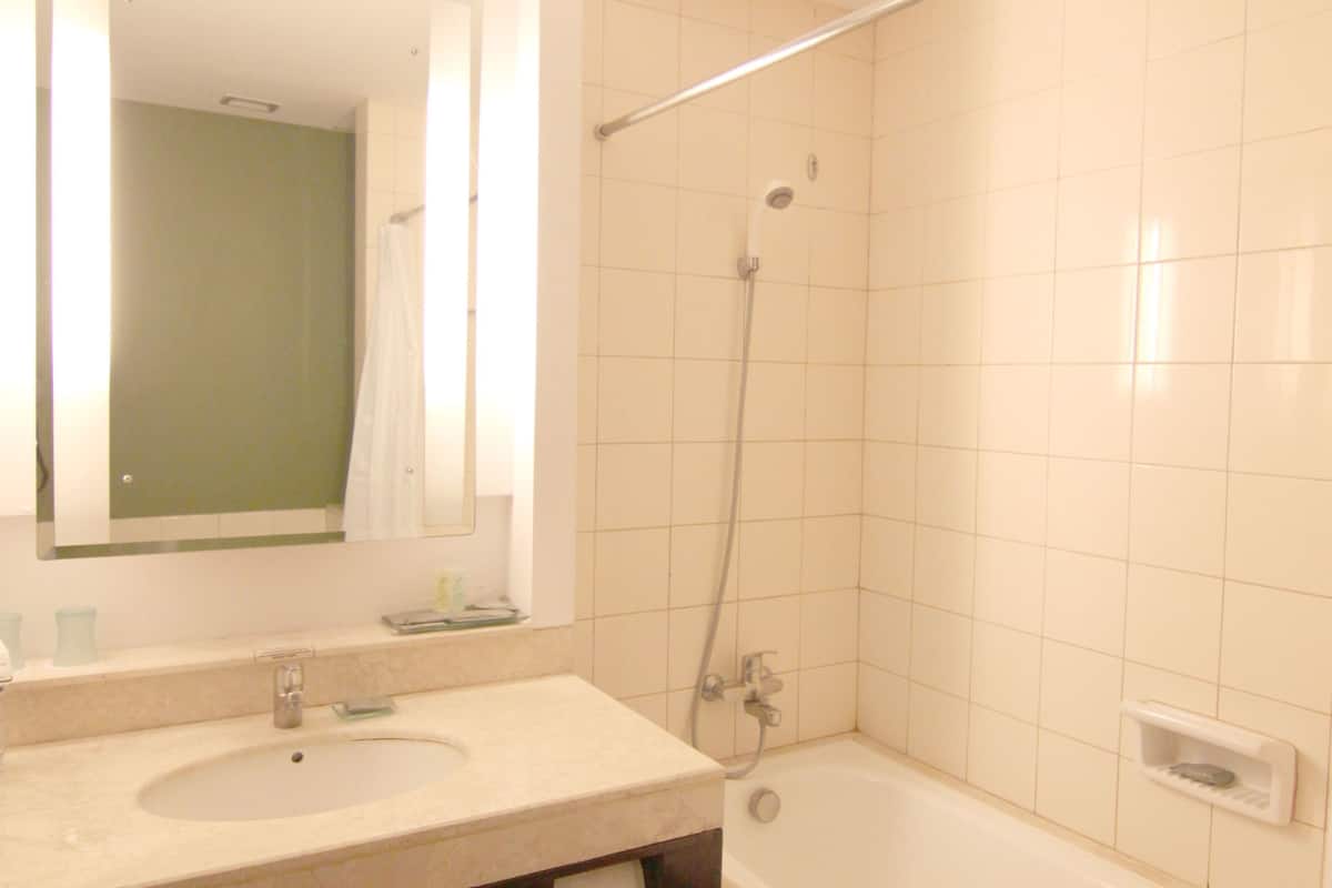 family room, 1 king bed (premier) | bathroom | free toiletries, hair dryer, towels