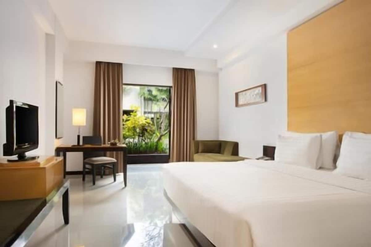 Minibar, safe på rommet, skrivebord og skrivebord for bærbar PC