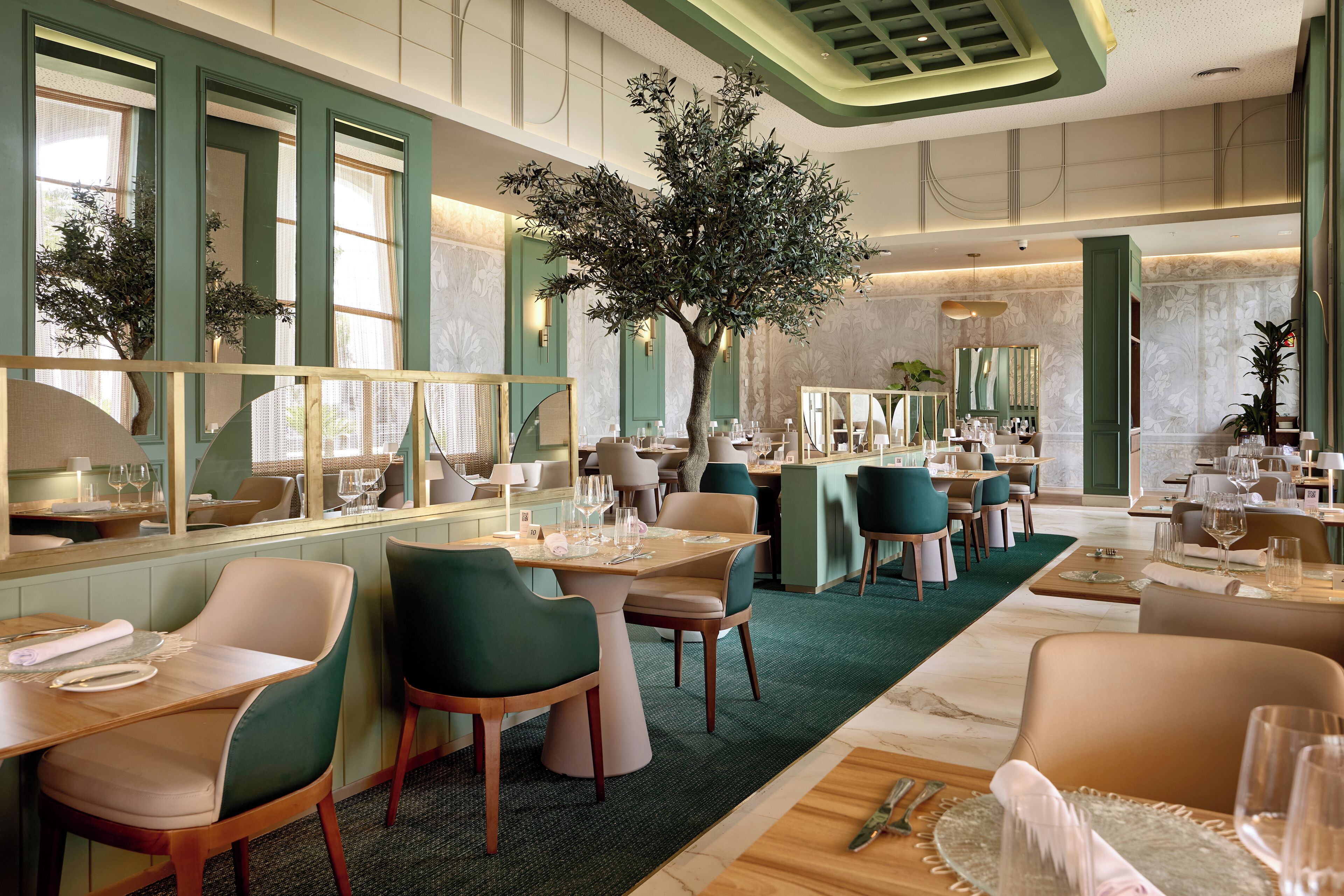 8 restaurants; breakfast, lunch, and dinner served