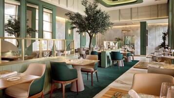8 restaurants; breakfast, lunch, and dinner served