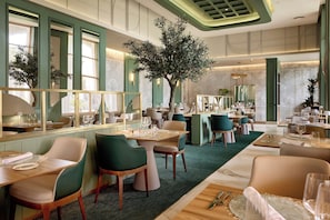 8 Restaurants; Frühstück, Mittagessen und Abendessen werden serviert