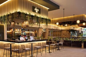 9 间酒吧/酒廊、3 间泳池酒吧、3 间池畔酒吧