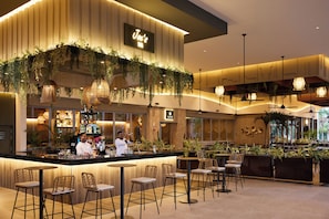 9 bars/lounges, 3 swim-up bars, 3 poolbars