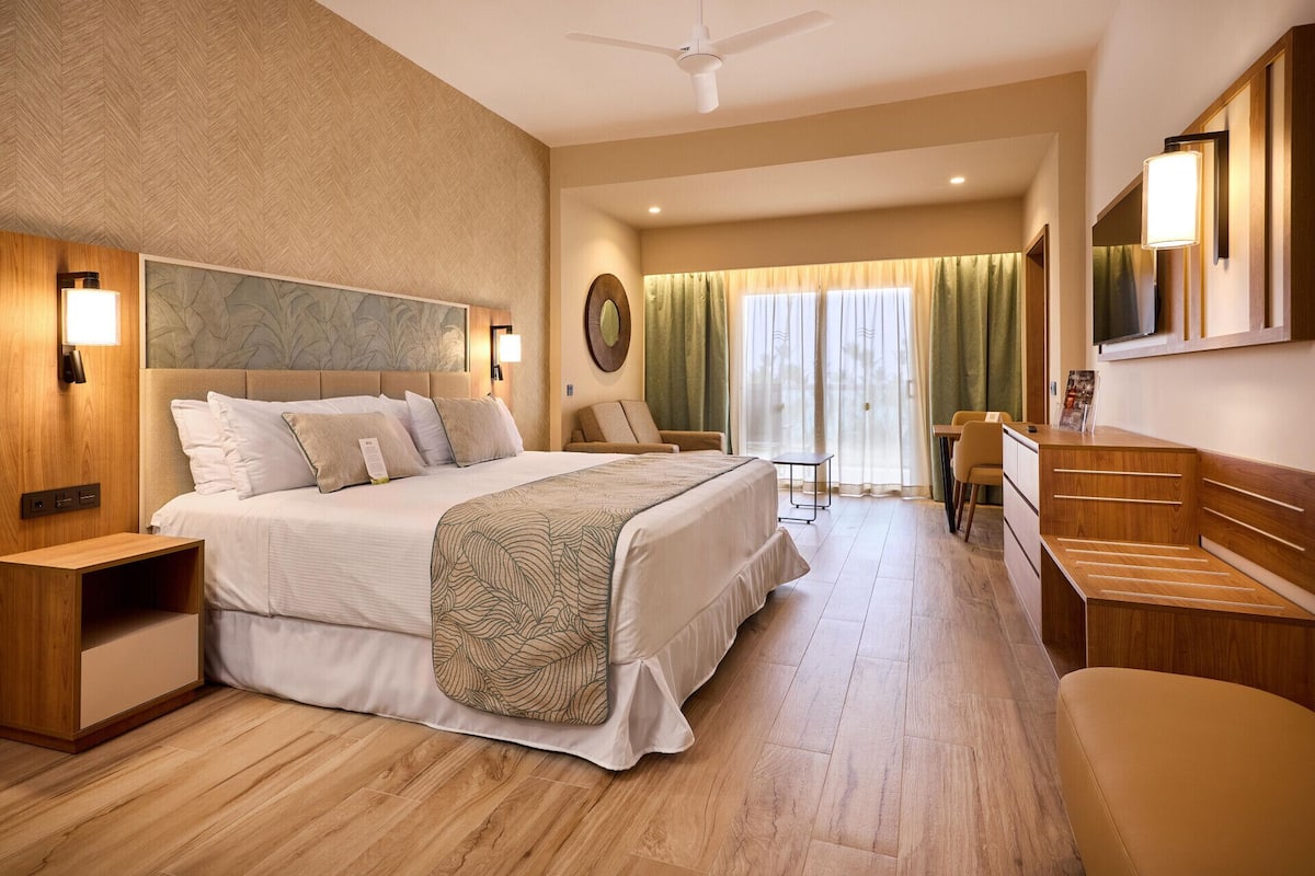 2 bedrooms, minibar, in-room safe, blackout drapes