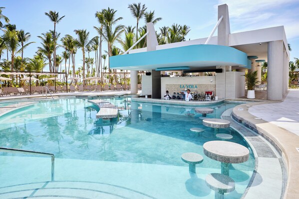 9 Bars/Lounges, 3 Bars im Pool, 3 Poolbars
