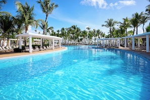 7 buitenzwembaden, parasols voor strand/zwembad