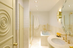 Free toiletries, hair dryer, slippers, towels - Taxim Hill Hotel (Istanbul)