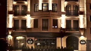 Un hotel de varios pisos con un estilo arquitectónico clásico, con balcones y ventanas amplias.