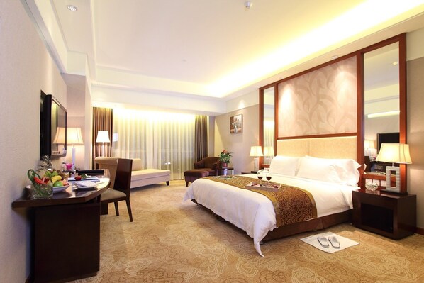 Daunenbettdecken, Minibar, Zimmersafe, individuell dekoriert