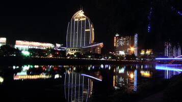 Fassade der Unterkunft – Abend/Nacht