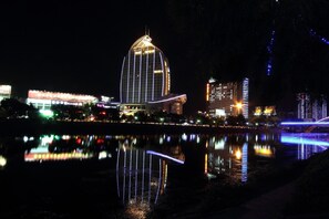 Fassade der Unterkunft – Abend/Nacht