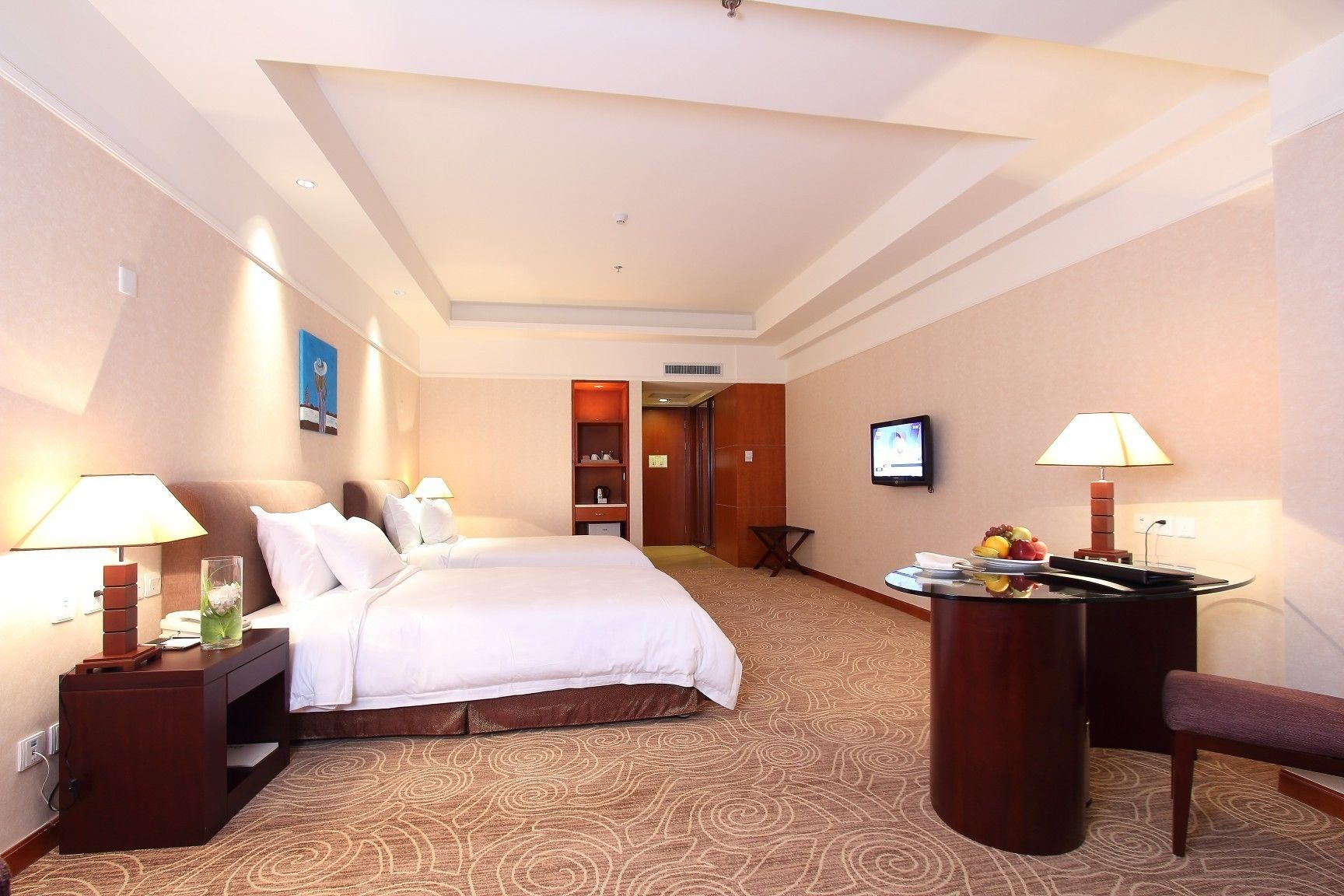 Daunenbettdecken, Minibar, Zimmersafe, individuell dekoriert