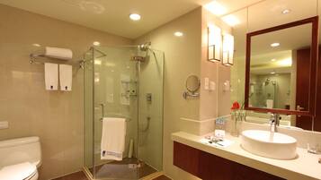 Duschwanne, Regendusche, kostenlose Toilettenartikel, Haartrockner