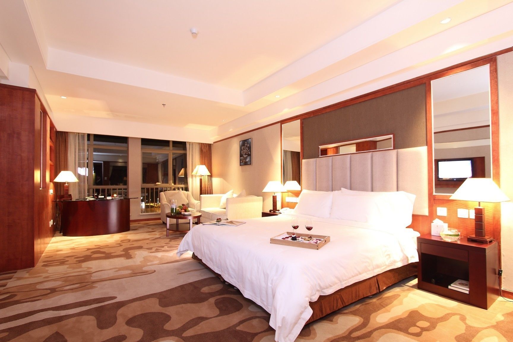 Daunenbettdecken, Minibar, Zimmersafe, individuell dekoriert