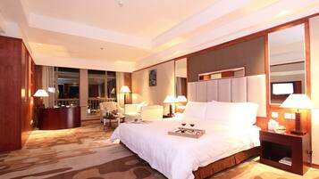 Daunenbettdecken, Minibar, Zimmersafe, individuell dekoriert