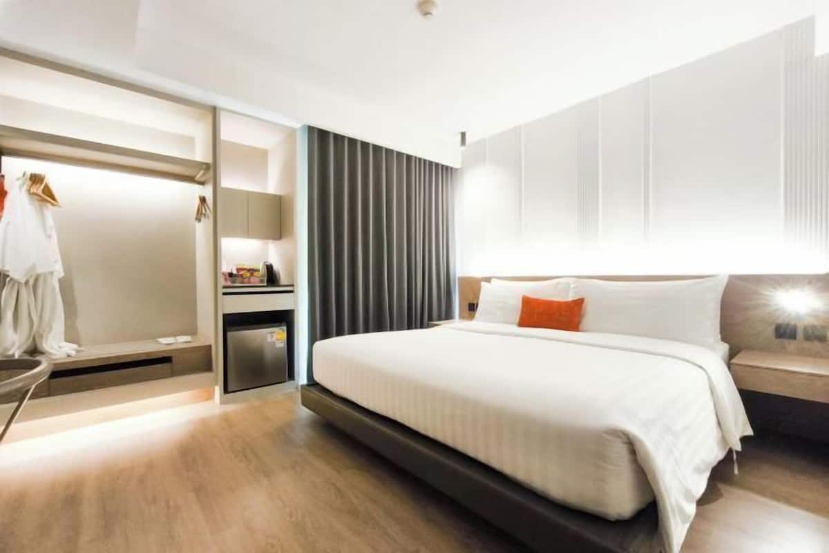 1 bedroom, down duvets, minibar, in-room safe