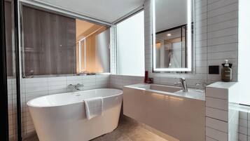 Family Suite with Bunkbed | Badkamer | Gratis toiletartikelen, een haardroger, badjassen, een bidet