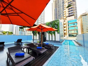 Outdoor pool, pool umbrellas, pool loungers - Citrus Sukhumvit 13 Nana Bangkok by Compass Hospitality (Bangkok)