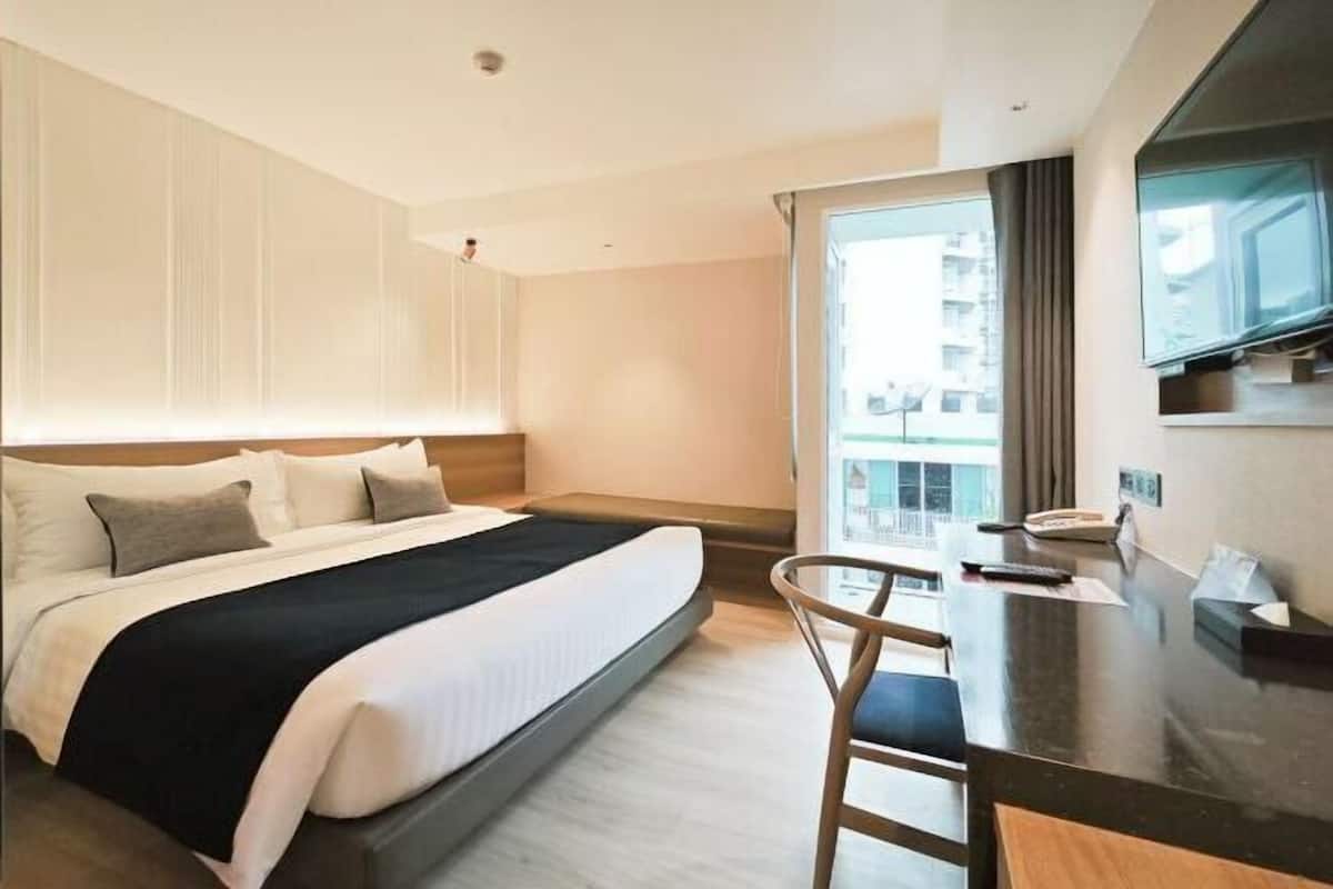 Down comforters, minibar, in-room safe, desk