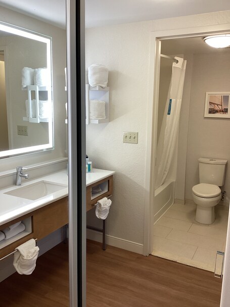 Hampton Inn Suites Miami Brickell Downtown - Image 83