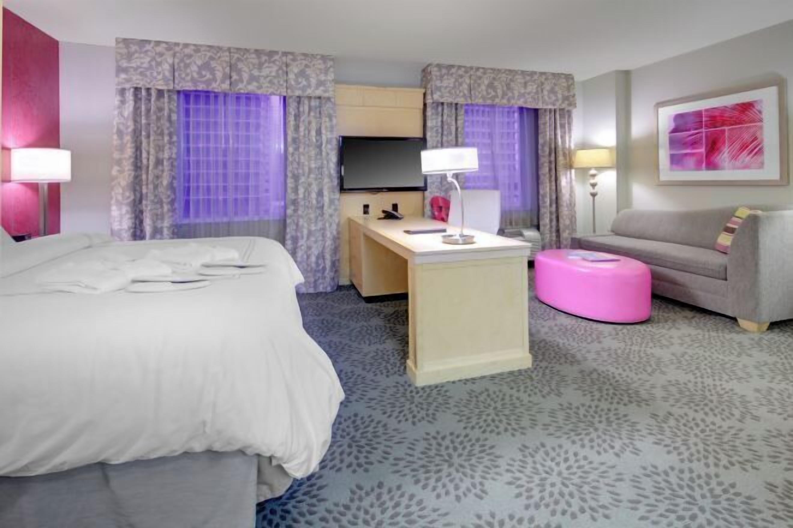 Hypo-allergenic bedding, in-room safe, desk, blackout drapes