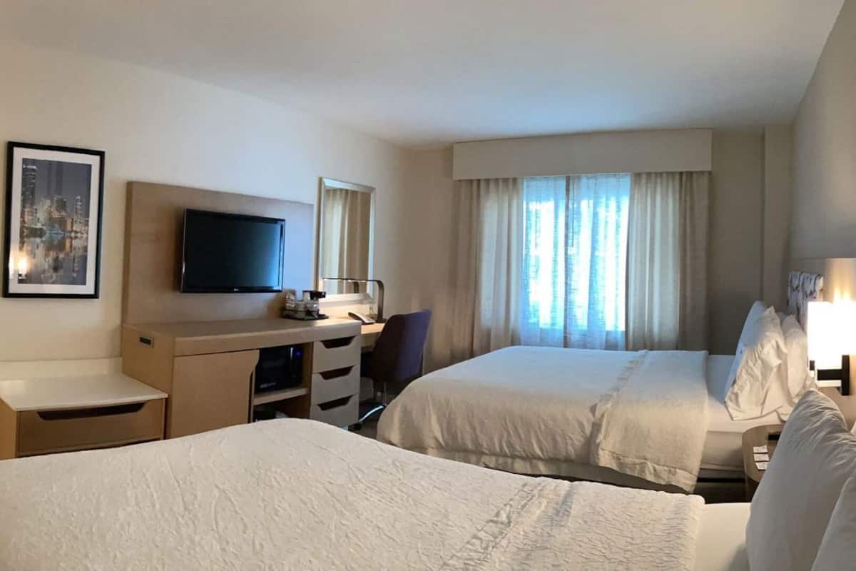 Hypo-allergenic bedding, in-room safe, desk, blackout drapes