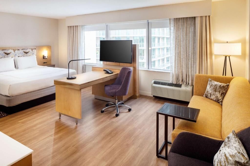 Hypo-allergenic bedding, in-room safe, desk, blackout curtains