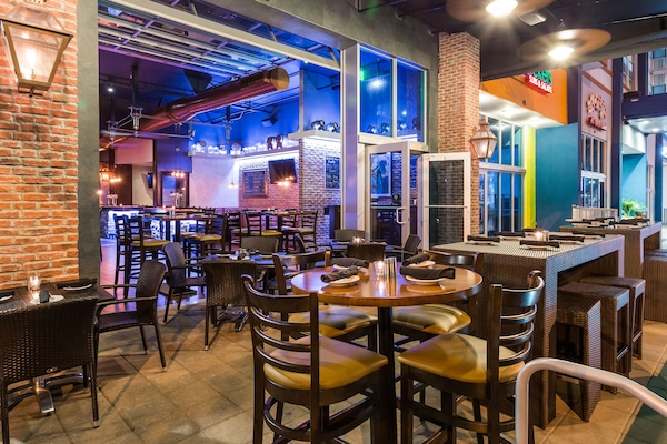 3 restaurants; lunch, dinner, and brunch served