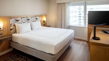 Ropa de cama hipoalergénica y caja de seguridad en la habitación