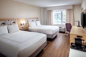 Elite-Zimmer, 2 Queen-Betten, Nichtraucher, Kühlschrank und Mikrowelle | Allergikerbettwaren, Zimmersafe, Schreibtisch, Verdunkelungsvorhänge